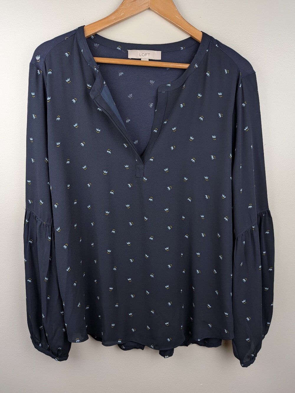 Ann Taylor LOFT Navy Blue Floral Vneck Knit Back Balloon Sleeve Blouse Large